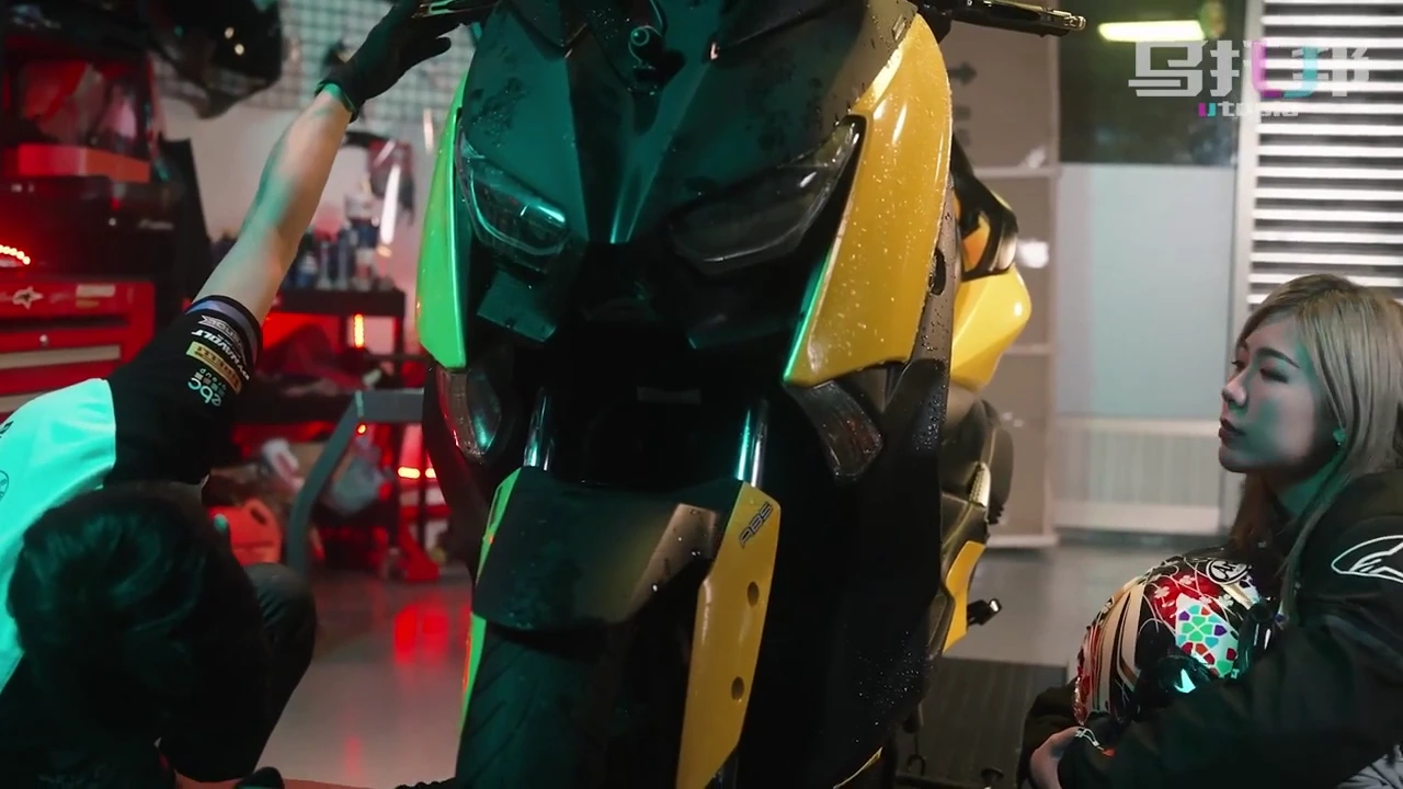 Essa ciclista gostosa, uma ex-estrela pornô deslumbrante da Hungria, vaga pelas ruas procurando um cara para se divertir. Com seus olhos azuis marcantes e corpo esguio de 1,80m, ela é uma visão cativante.